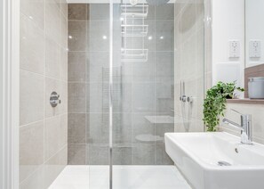 Apartment | Bathroom | Shower, hair dryer, towels - Cozy London Apartment With 2 Bedrooms (London)