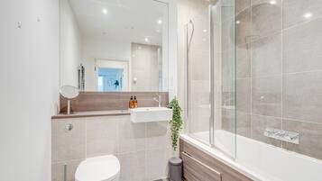 Apartment | Bathroom | Shower, hair dryer, towels