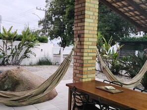 Outdoor dining - Azorean house by the sea in Florianópolis (Sambaqui Florianópolis)