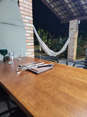 Outdoor dining - Azorean house by the sea in Florianópolis (Sambaqui Florianópolis)