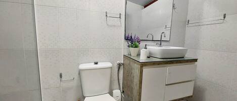 Douche, sèche-cheveux, bidet, serviettes fournies