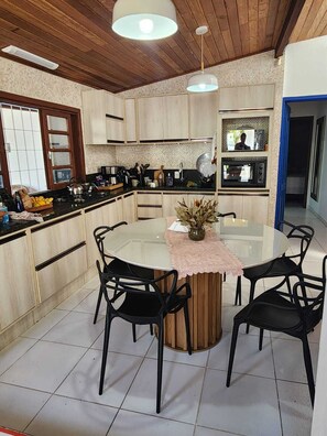 Dining - Azorean house by the sea in Florianópolis (Sambaqui Florianópolis)