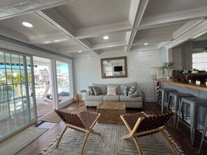Living area - Avalon Bayfront Rental - 1 block away from center of town! (Avalon)