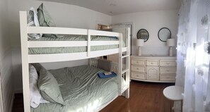 3 bedrooms, iron/ironing board, WiFi, bed sheets - Avalon Bayfront Rental - 1 block away from center of town! (Avalon)