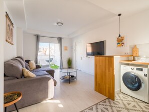 Mikrobølgeovn, kaffetrakter/tekoker og kjøkkenutstyr