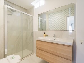 Shower, towels - Ático con Terraza Privada en Mesaylopez (Las Palmas de Gran Canaria)