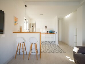 Mikrobølgeovn, kaffetrakter/tekoker og kjøkkenutstyr