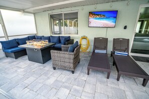 Terrace/patio - BRAND NEW, COVERED Heated Pool, Baja Ledge, Hot Tub, Large home PS5, WIFI, AC (Apollo Beach)