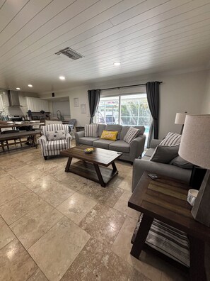 TV connectée, cheminée, jeux vidéo