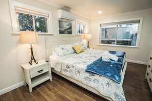 4 bedrooms, iron/ironing board, travel crib, WiFi - BRAND NEW, COVERED Heated Pool, Baja Ledge, Hot Tub, Large home PS5, WIFI, AC (Apollo Beach)