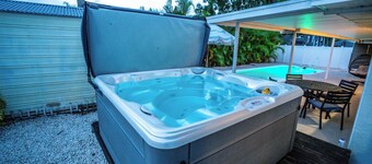 BRAND NEW, COVERED Heated Pool, Baja Ledge, Hot Tub, Large home PS5, WIFI, AC