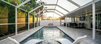 BRAND NEW, COVERED Heated Pool, Baja Ledge, Hot Tub, Large home PS5, WIFI, AC