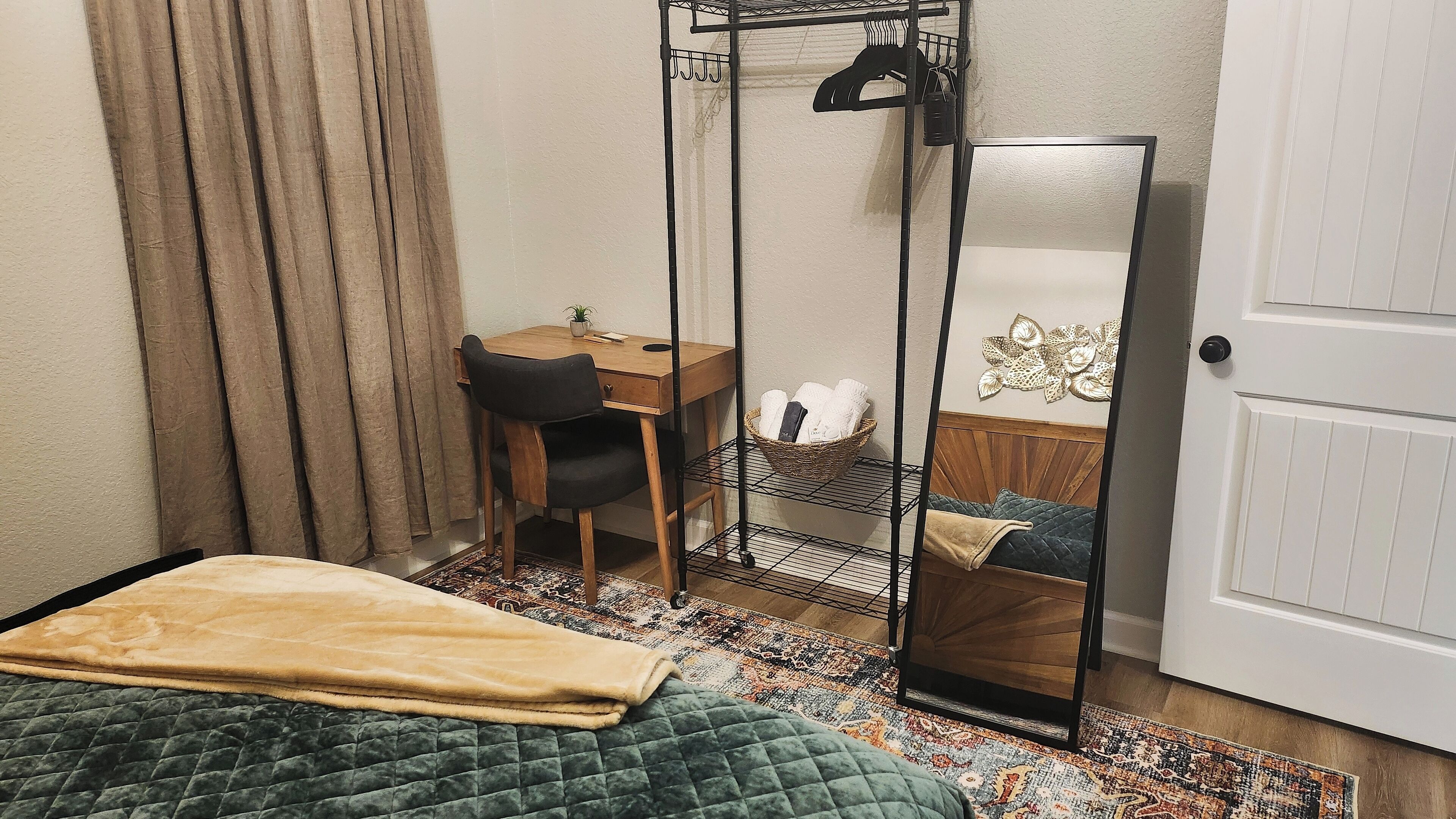 2 soverom, skrivebord, strykejern/-brett og wi-fi