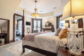 5 bedrooms, iron/ironing board, WiFi, bed sheets