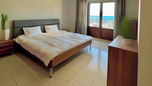 Room - Large 4-bedroom apartment in fantastic Sliema: WiFi, AC -5 min to the Sea-  8ppl (Sliema)