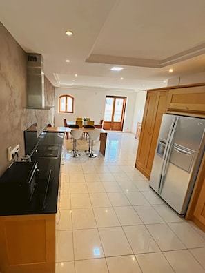 Geladeira, micro-ondas, fogão, cooktop