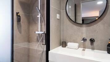 Amenidades de baño gratuitas, secadora de cabello, toallas