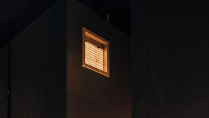 Eine Treppe mit Holztüren und einer Leuchte darüber.