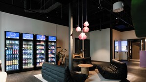 Ein stilvoller Lounge-Bereich mit Sitzgelegenheiten, einem Couchtisch und Getränkespendern.