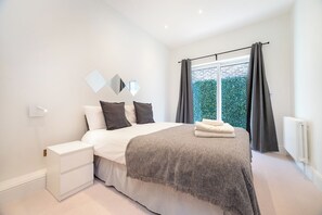 3 bedrooms, iron/ironing board, free WiFi, bed sheets - Bright 3BR Duplex in Fulham with Terrace (London)