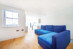 Smart TV - Bright 3BR Duplex in Fulham with Terrace (London)