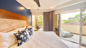 A bedroom with a bed, ceiling fan, and a view of the outdoors. - Peninsula 8 𖢻3bd little peace of paradise𖢻5min walk Beach (Playa Langosta)