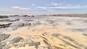 A beach with rocky terrain and clear skies. - Peninsula 8 𖢻3bd little peace of paradise𖢻5min walk Beach (Playa Langosta)