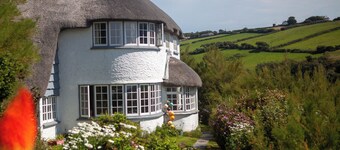 THATCHWAYS - Stunning traditional cottage overlooking the beach