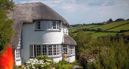 THATCHWAYS - Stunning traditional cottage overlooking the beach