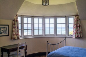 5 bedrooms, iron/ironing board, WiFi, bed sheets