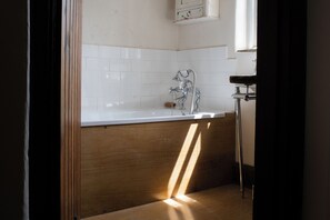 淋浴设施、吹风机、毛巾、肥皂