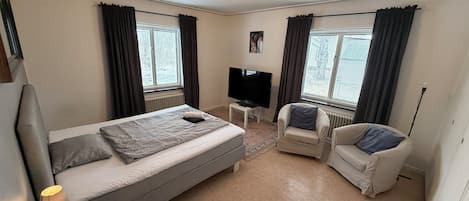 3 habitaciones, tabla de planchar con plancha, wifi y ropa de cama