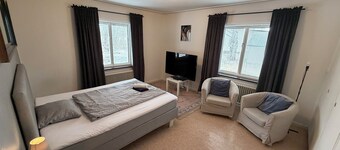 Bostad med eldstad, balkong, BBQ, parkett, högt i tak, smart TV, ljudanläggning