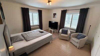 Bostad med eldstad, balkong, BBQ, parkett, högt i tak, smart TV, ljudanläggning