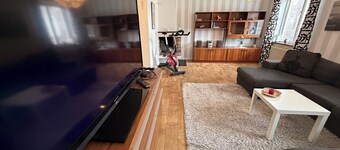 Bostad med eldstad, balkong, BBQ, parkett, högt i tak, smart TV, ljudanläggning