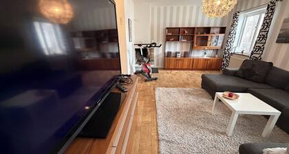 Bostad med eldstad, balkong, BBQ, parkett, högt i tak, smart TV, ljudanläggning