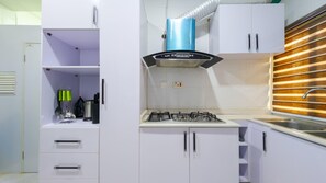 Kühlschrank, Mikrowelle, Herdplatte, Wasserkocher