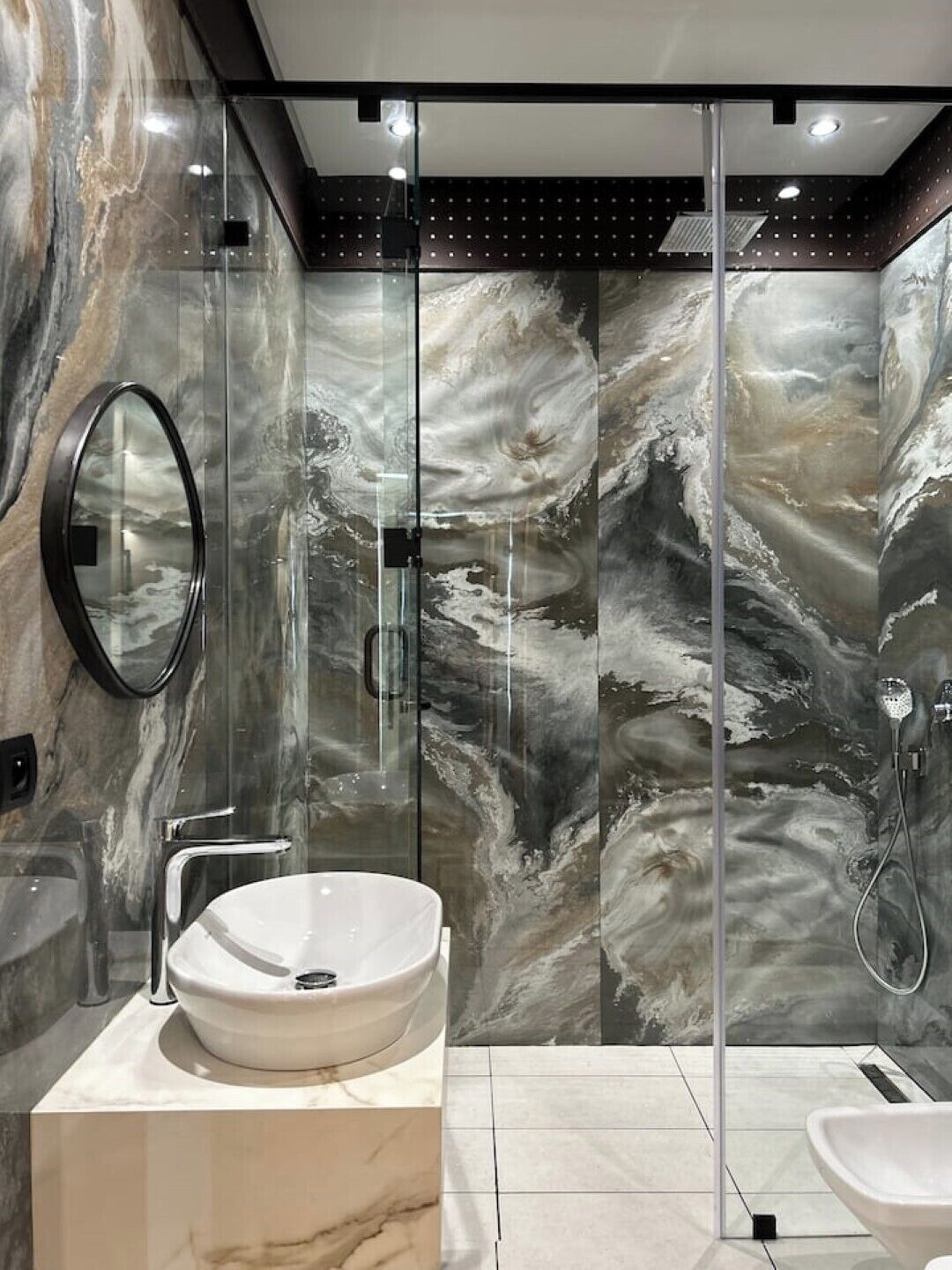 Dusche, Bidet, Handtücher, Toilettenpapier