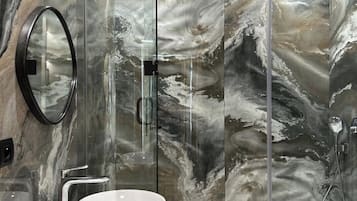 Dusche, Bidet, Handtücher, Toilettenpapier