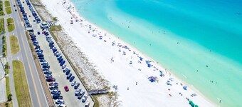 Sunshine Retreat: Short walk to beach, Free golf cart, Heated pool, Luxury home