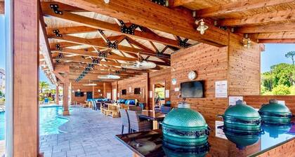 Sunshine Retreat: Short walk to beach, Free golf cart, Heated pool, Luxury home