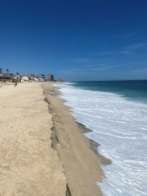 Plage, chaises longues, serviettes de plage