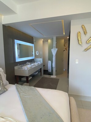 2 bedrooms, in-room safe, desk, iron/ironing board