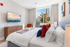 1 habitación, tabla de planchar con plancha y cuna de viaje 