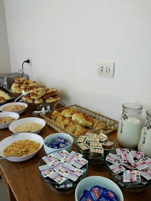 Free daily buffet breakfast  - Urban Hotel (Federacion)