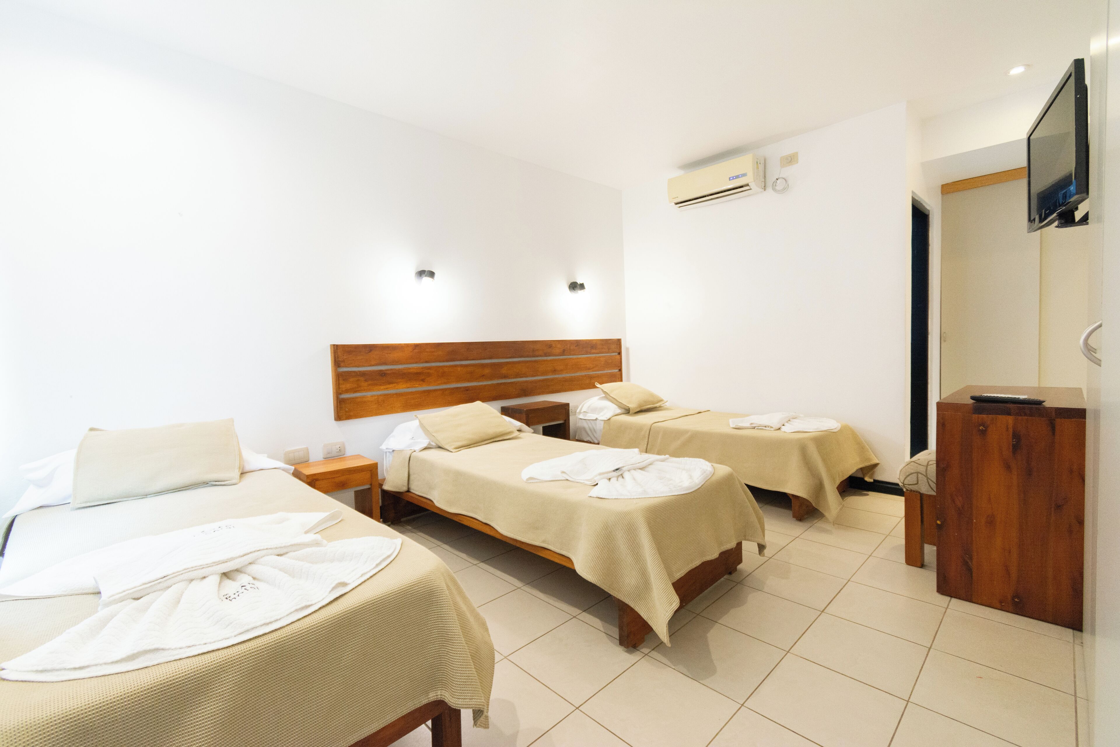 Habitación triple | Ropa de cama de alta calidad, edredones de plumas, caja fuerte