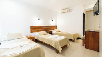 Habitación triple | Ropa de cama de alta calidad, edredones de plumas, caja fuerte