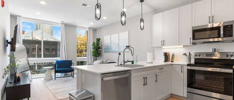 Refrigerador, microondas, horno y parrilla de estufa