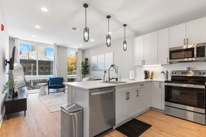 冷蔵庫、電子レンジ、オーブン、コンロ