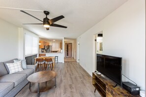 Living area - Amazing Stay - 2 Bed Maui Condo! (Lahaina)